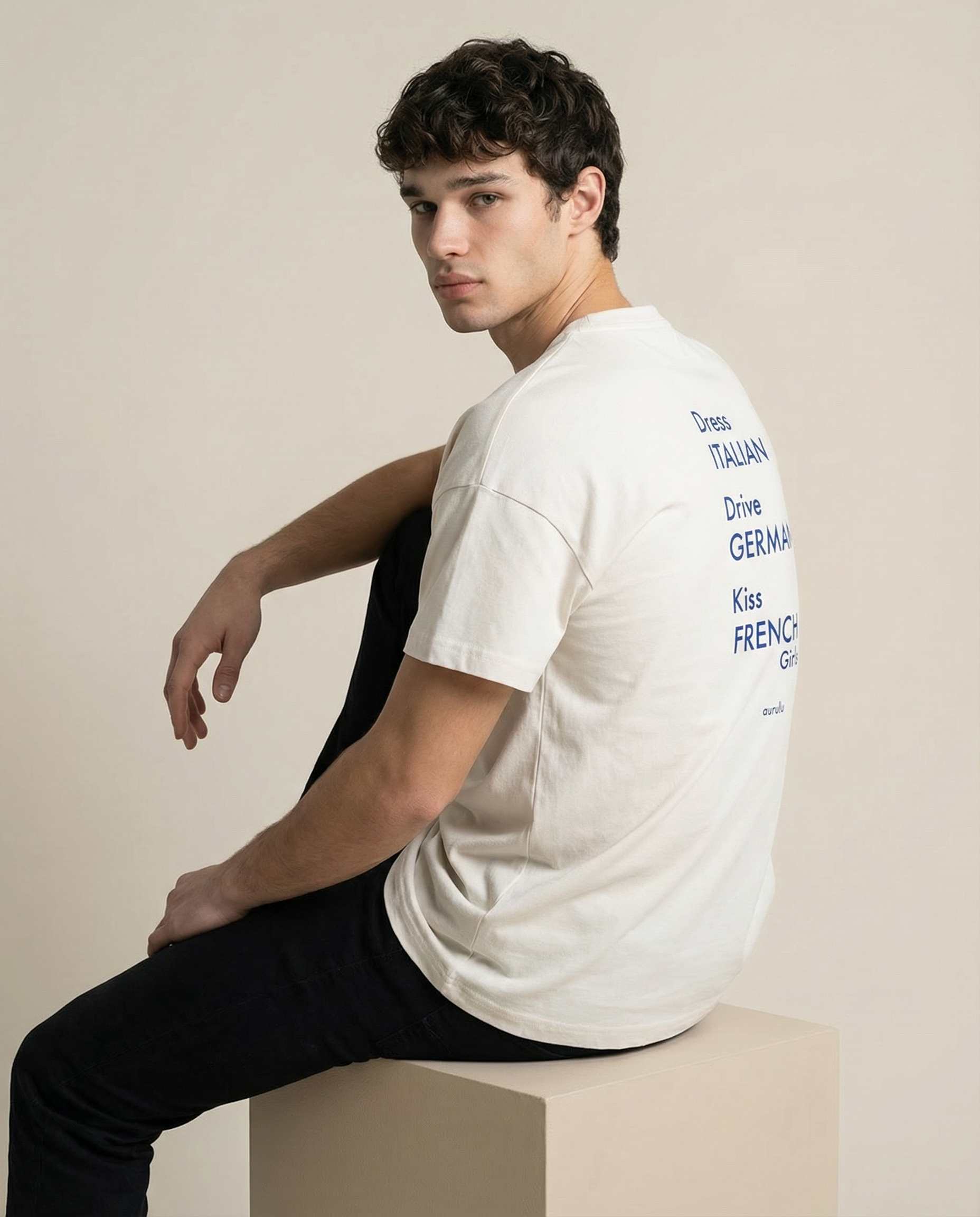 Aurulu men's oversized Italian print T-shirt made of comfortable material, featuring a stylish and bold graphic design.