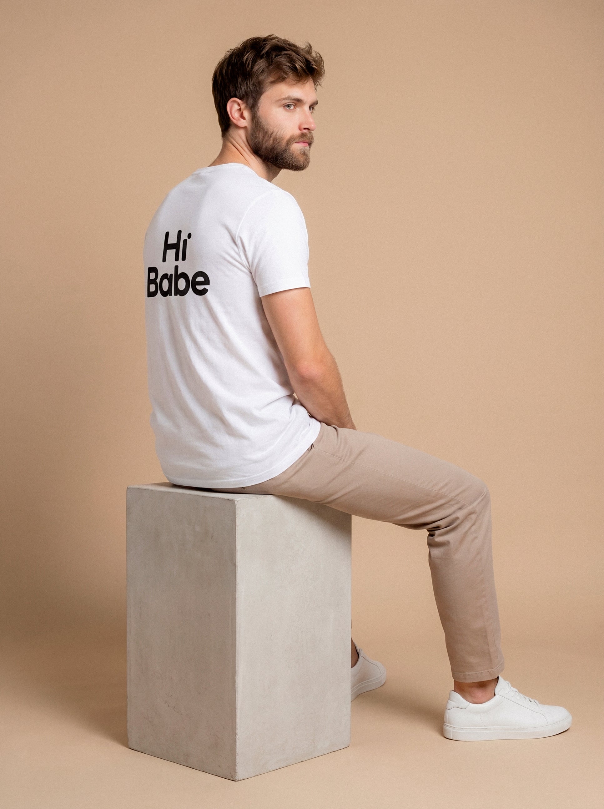 Aurulu Hi Babe organic cotton T-shirt with colorful print, sustainable everyday shirt made from soft, breathable fabric.