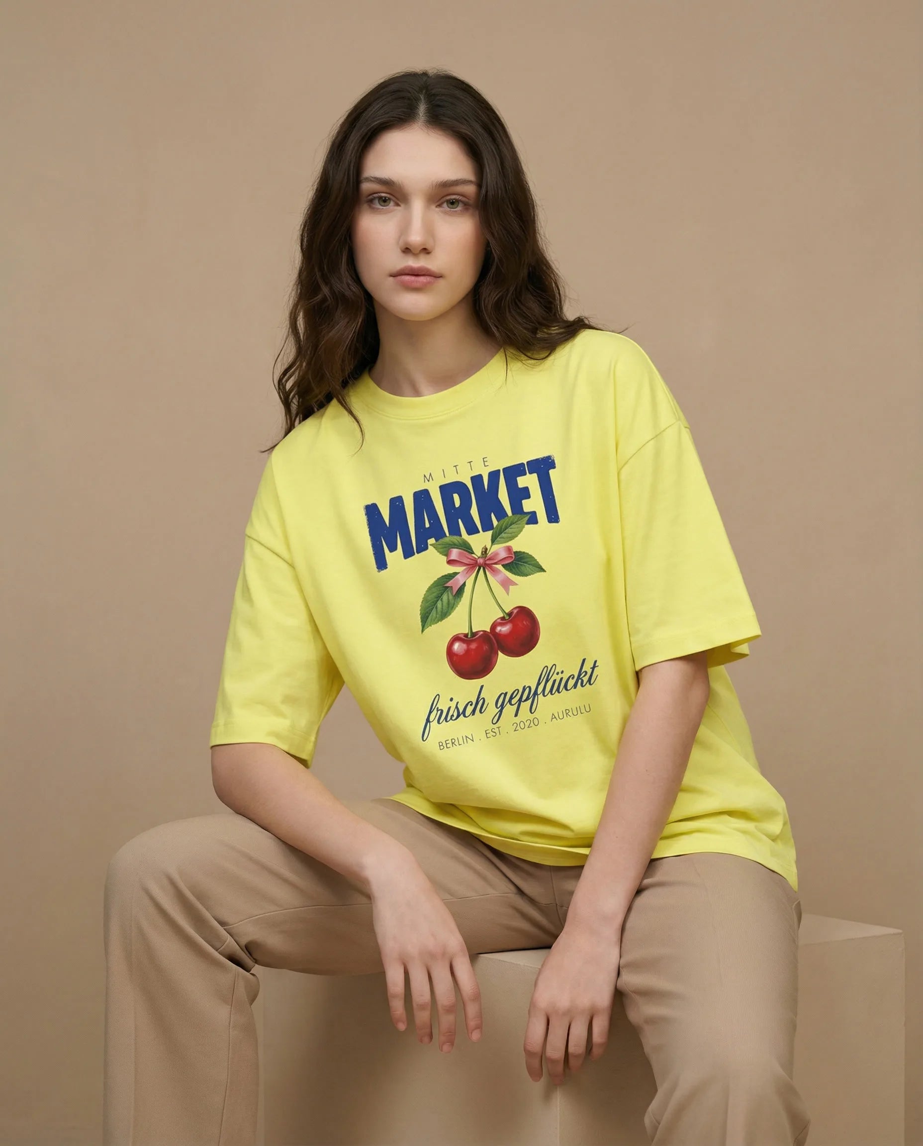 Aurulu Mitte Market women's oversized tee with colorful print, casual fit, made from comfortable material.